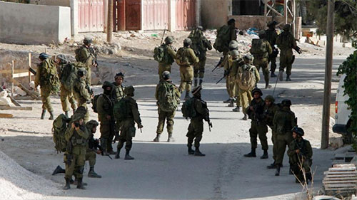 Soldados israelíes invaden un campo de refugiados palestino